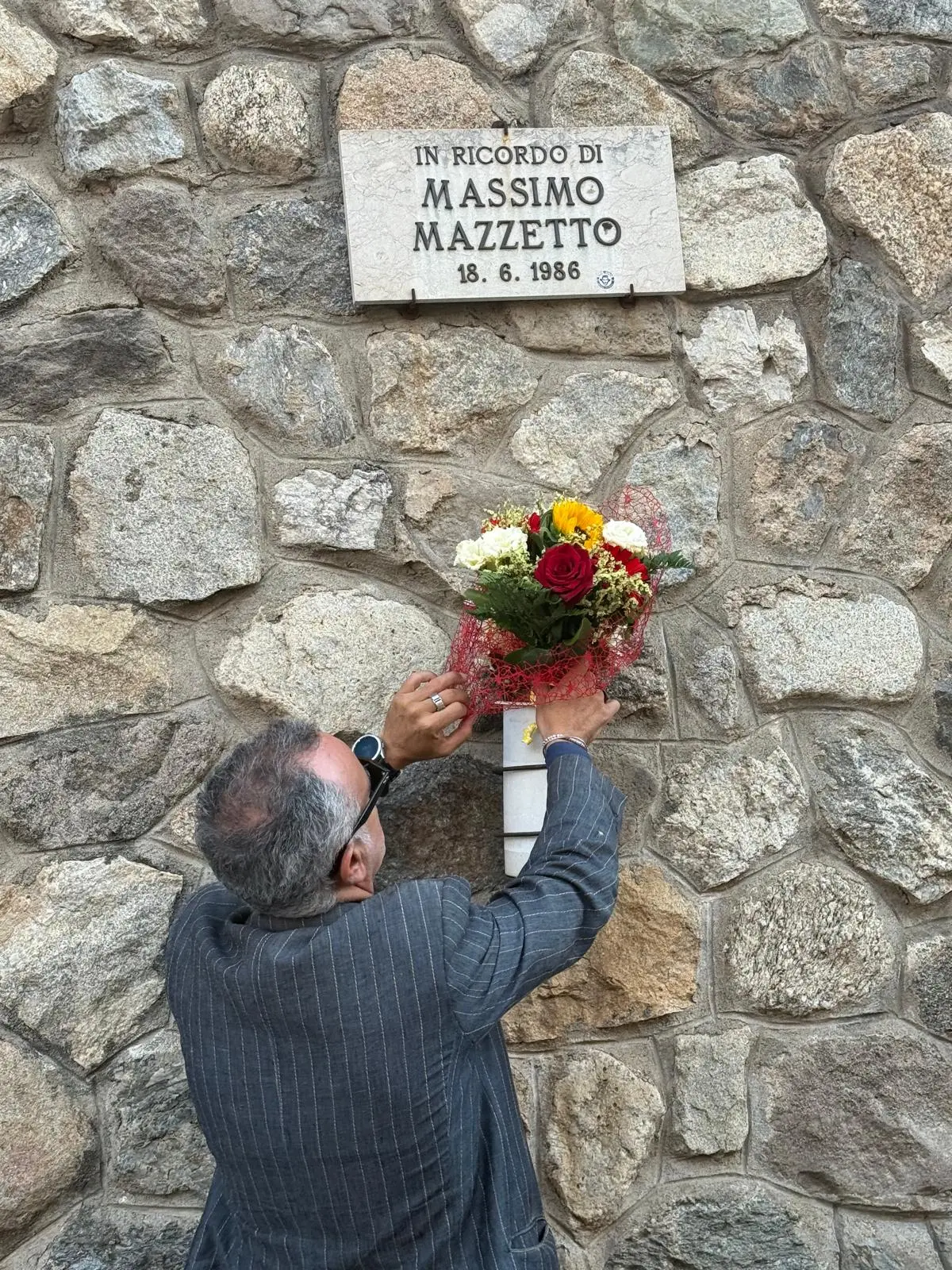 I fiori per Massimo Mazzetto lasciati da Piero Viola