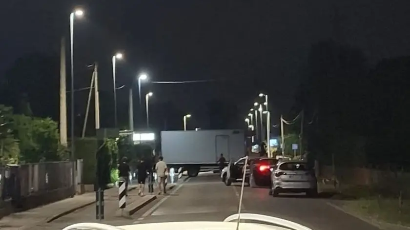 I camion usati per bloccare la zona industriale (foto da "Sei di Mestrino se...")