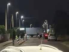 I camion usati per bloccare la zona industriale (foto da "Sei di Mestrino se...")