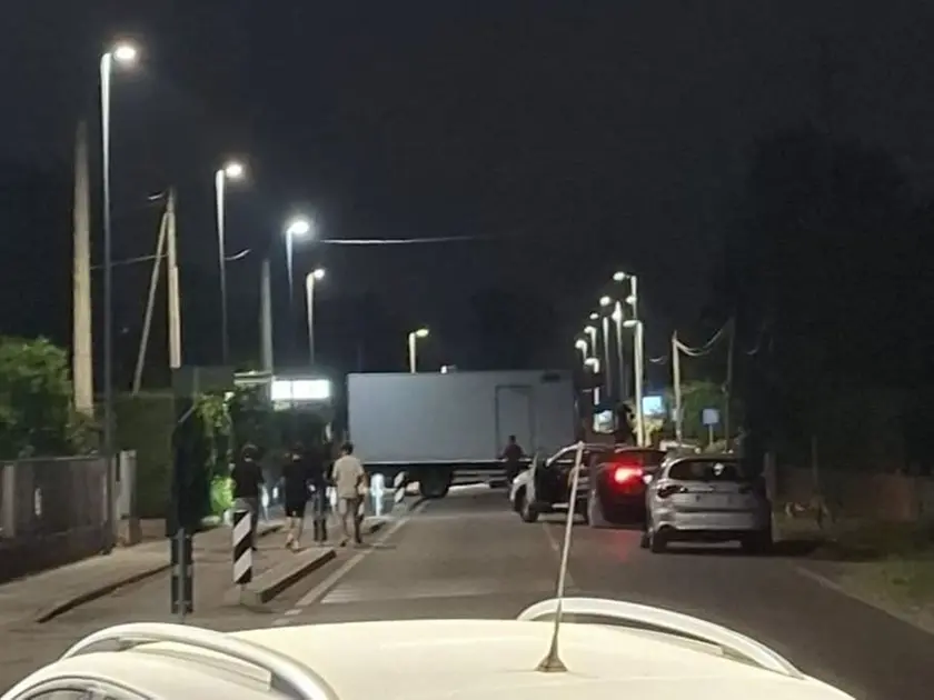 I camion usati per bloccare la zona industriale (foto da "Sei di Mestrino se...")