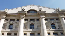 Una immagine dell'esterno del palazzo della Borsa di Milano