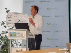 Il fondatore della Città della Speranza, Franco Masello, con un assegno ricevuto l’altra sera