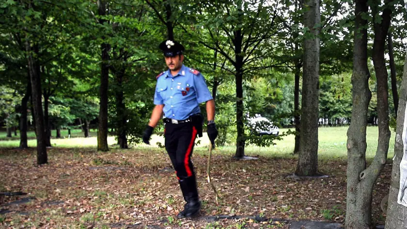 Controlli dei carabinieri in un parco (foto d'archivio)