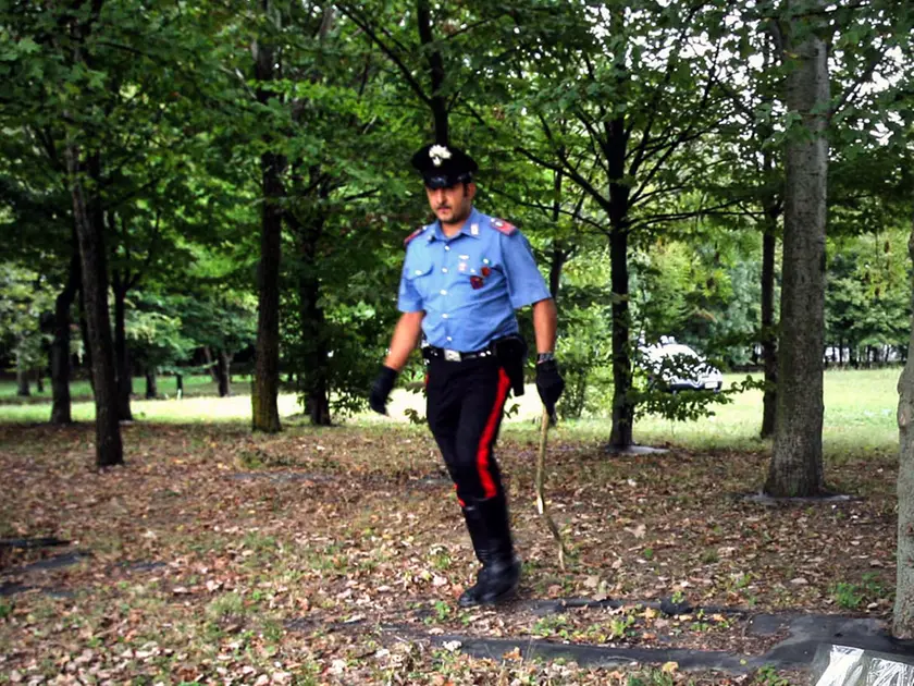 Controlli dei carabinieri in un parco (foto d'archivio)