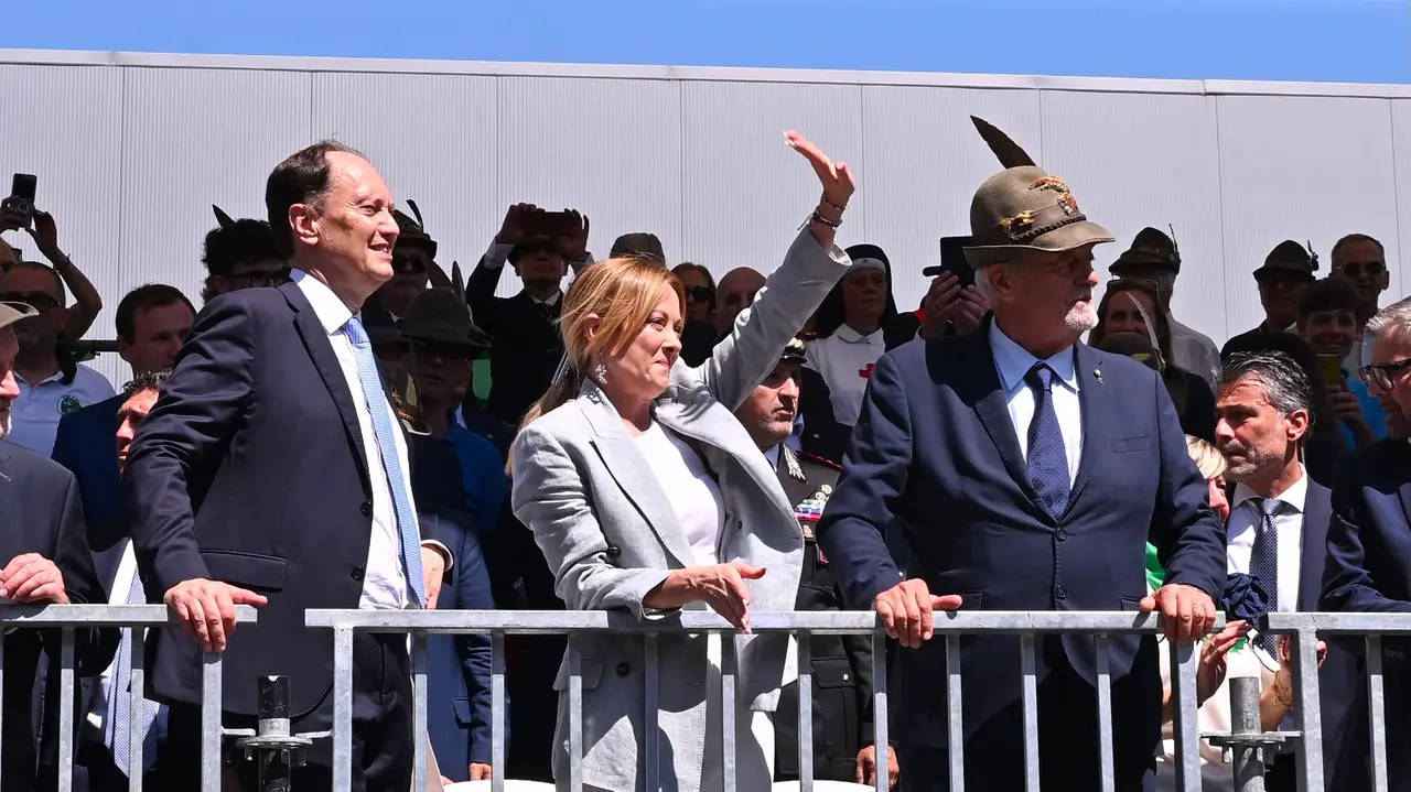 La premier Meloni con il ministro Ciriani e il presidente dell'Ana Favaro