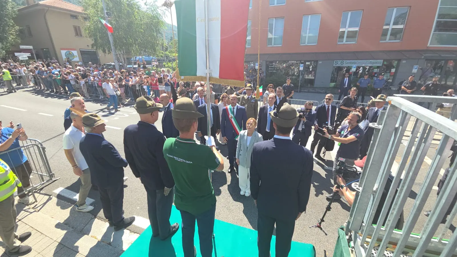 La premier Meloni ha omaggiato il Labaro dell'Ana nazionale e del gonfalone della città di Gemona. Accompagnata dal ministro Luca Ciriani, dal sindaco di Gemona Roberto Revelant