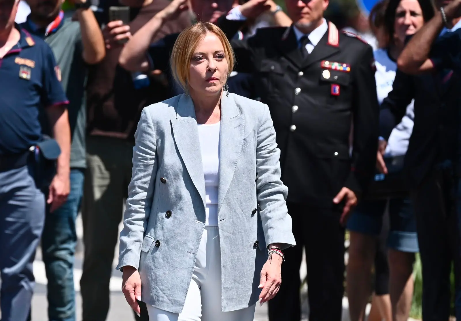 Accolta dagli applausi e dai cori della folla, la presidente del Consiglio Giorgia Meloni ha partecipato oggi al raduno del Triveneto degli alpini a Gemona, lasciando poi l’evento tra gli applausi dei presenti. «C’era bisogno di questo bagno di patriottismo», ha dichiarato la premier mentre attraversava l’area della manifestazione salutando il pubblico. «Non sono riuscita ad andare a Genova quindi penso che valesse la pena venire qui per dire grazie», ha aggiunto Meloni. «Grazie per i valori e grazie per un lavoro preziosissimo anche durante le nostre Olimpiadi e per il lavoro che fanno da volontari costantemente. Sono una certezza e per le istituzioni avere questo genere di certezze fa assolutamente la differenza».