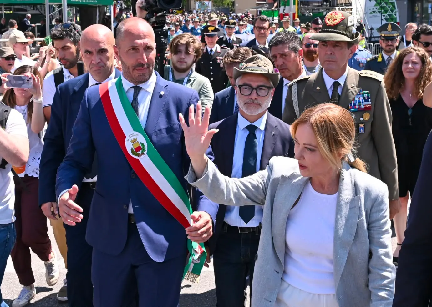 Accolta dagli applausi e dai cori della folla, la presidente del Consiglio Giorgia Meloni ha partecipato oggi al raduno del Triveneto degli alpini a Gemona, lasciando poi l’evento tra gli applausi dei presenti. «C’era bisogno di questo bagno di patriottismo», ha dichiarato la premier mentre attraversava l’area della manifestazione salutando il pubblico. «Non sono riuscita ad andare a Genova quindi penso che valesse la pena venire qui per dire grazie», ha aggiunto Meloni. «Grazie per i valori e grazie per un lavoro preziosissimo anche durante le nostre Olimpiadi e per il lavoro che fanno da volontari costantemente. Sono una certezza e per le istituzioni avere questo genere di certezze fa assolutamente la differenza».