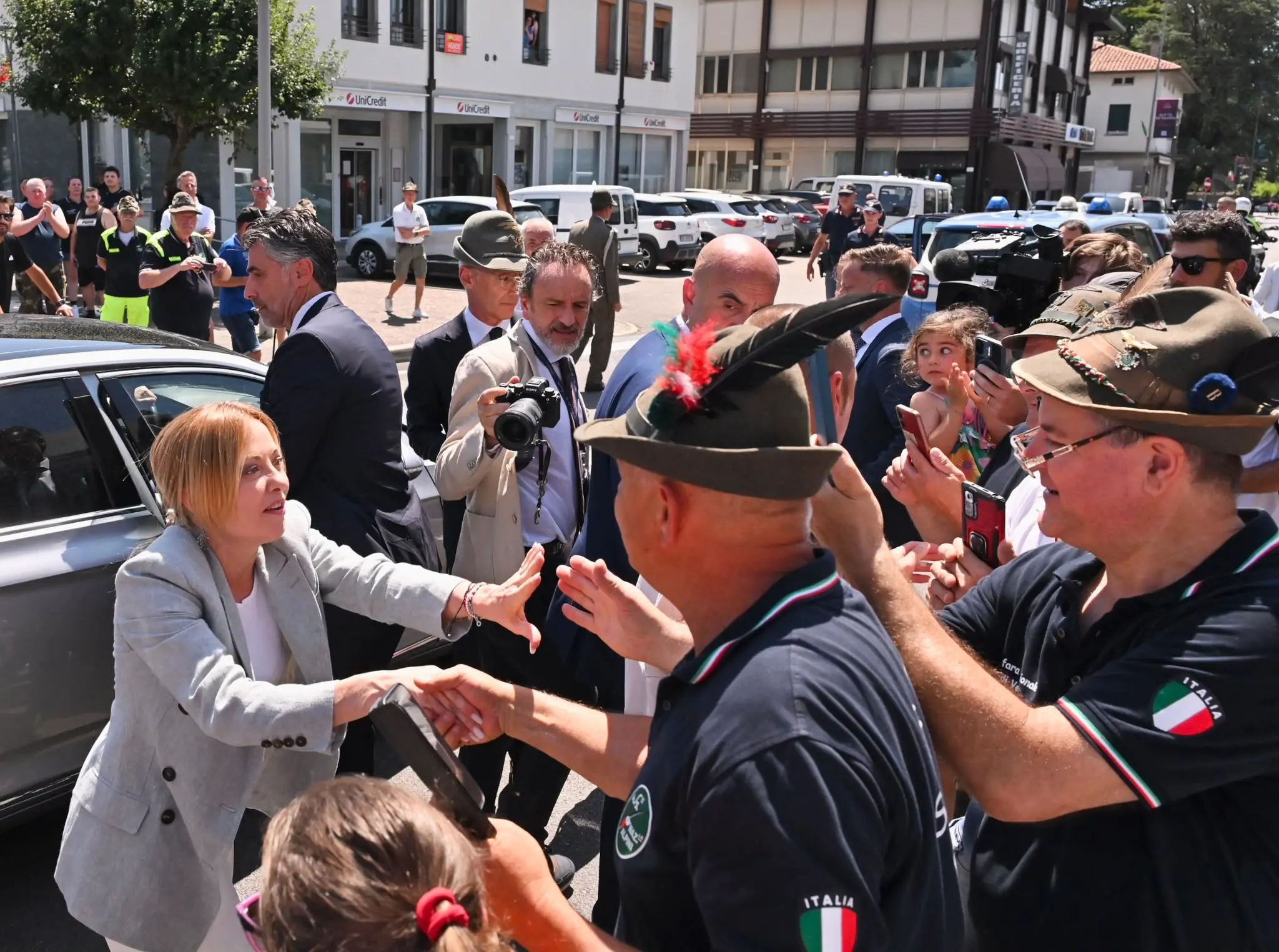 Accolta dagli applausi e dai cori della folla, la presidente del Consiglio Giorgia Meloni ha partecipato oggi al raduno del Triveneto degli alpini a Gemona, lasciando poi l’evento tra gli applausi dei presenti. «C’era bisogno di questo bagno di patriottismo», ha dichiarato la premier mentre attraversava l’area della manifestazione salutando il pubblico. «Non sono riuscita ad andare a Genova quindi penso che valesse la pena venire qui per dire grazie», ha aggiunto Meloni. «Grazie per i valori e grazie per un lavoro preziosissimo anche durante le nostre Olimpiadi e per il lavoro che fanno da volontari costantemente. Sono una certezza e per le istituzioni avere questo genere di certezze fa assolutamente la differenza».