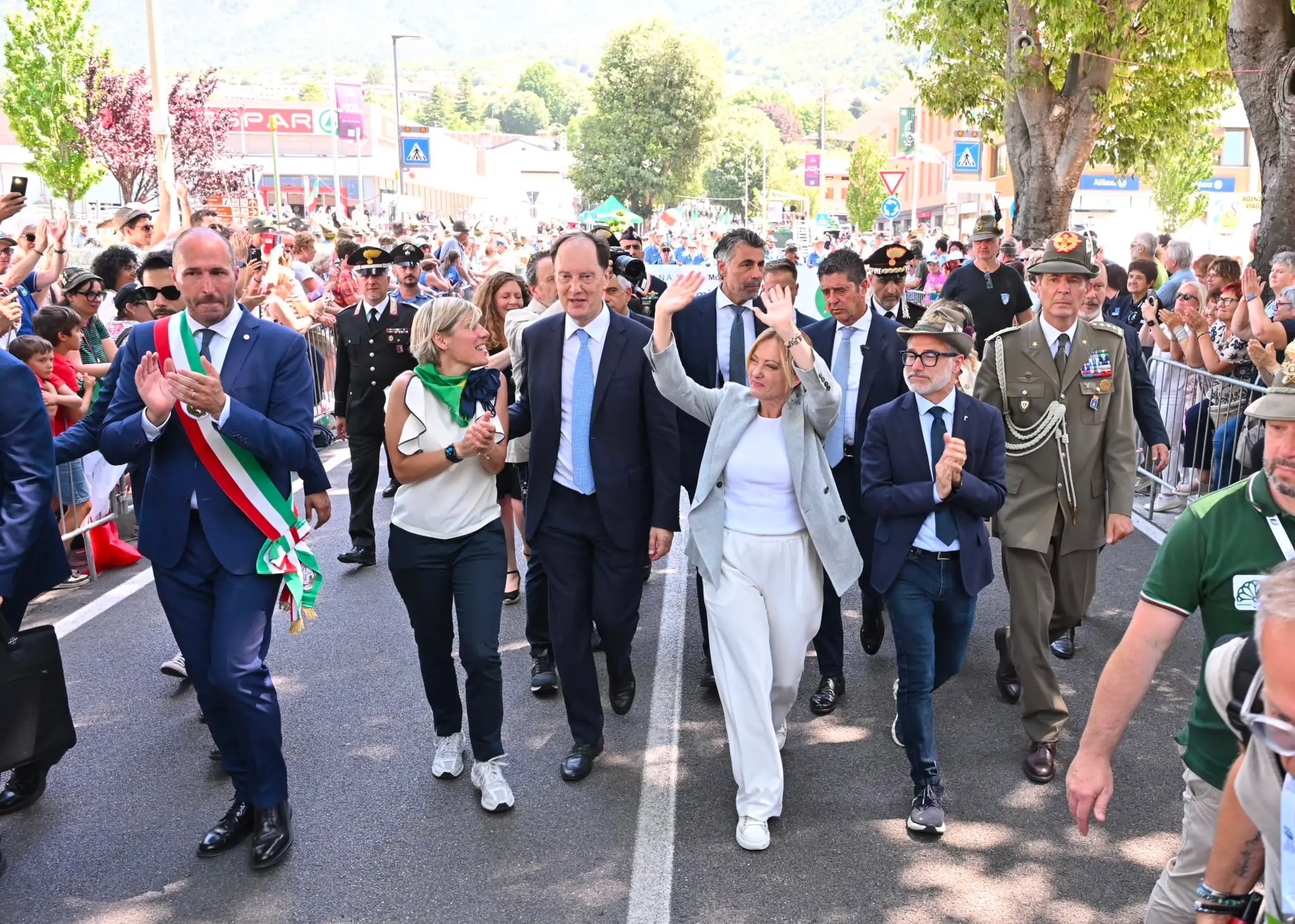 Accolta dagli applausi e dai cori della folla, la presidente del Consiglio Giorgia Meloni ha partecipato oggi al raduno del Triveneto degli alpini a Gemona, lasciando poi l’evento tra gli applausi dei presenti. «C’era bisogno di questo bagno di patriottismo», ha dichiarato la premier mentre attraversava l’area della manifestazione salutando il pubblico. «Non sono riuscita ad andare a Genova quindi penso che valesse la pena venire qui per dire grazie», ha aggiunto Meloni. «Grazie per i valori e grazie per un lavoro preziosissimo anche durante le nostre Olimpiadi e per il lavoro che fanno da volontari costantemente. Sono una certezza e per le istituzioni avere questo genere di certezze fa assolutamente la differenza».