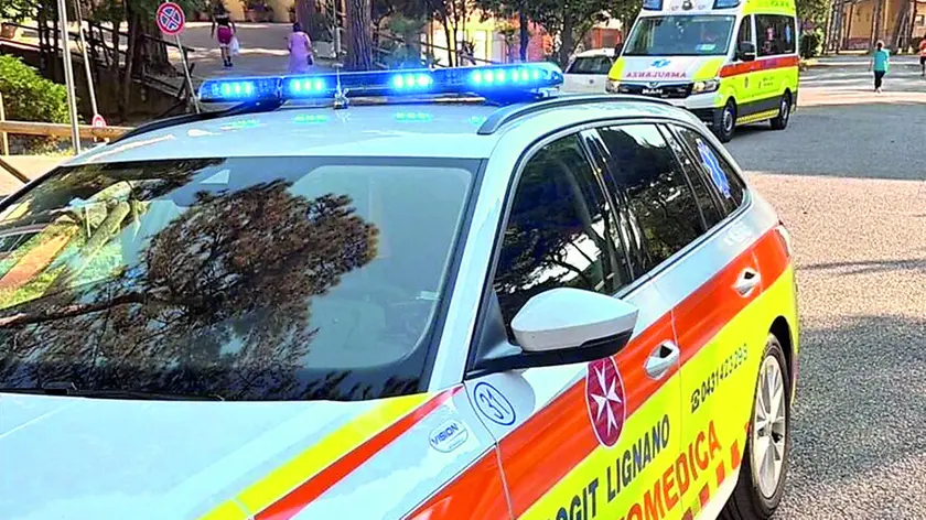 L’arrivo di auto medica e ambulanza a Lignano dopo l’allerta per il colpo di calore della comitiva di ragazzi