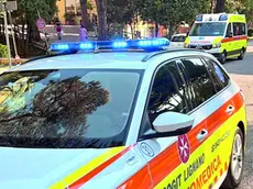 L’arrivo di auto medica e ambulanza a Lignano dopo l’allerta per il colpo di calore della comitiva di ragazzi