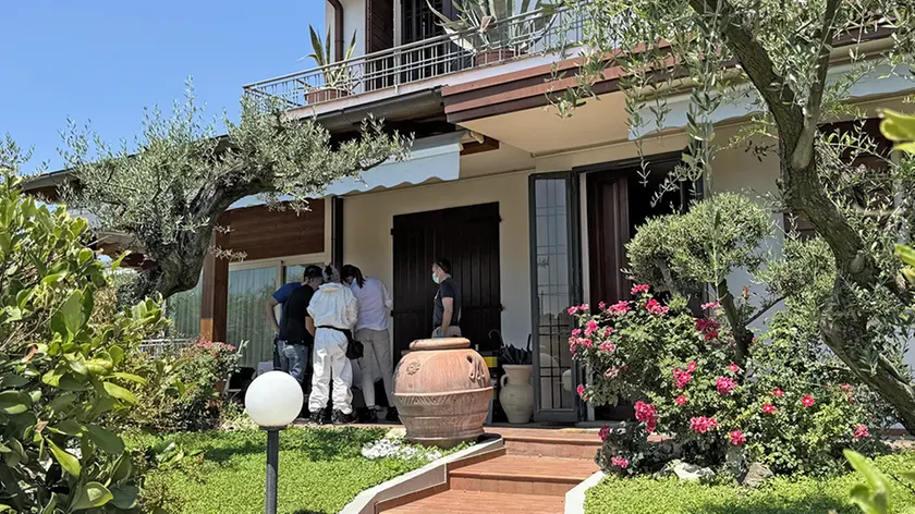 Gli investogatori nell'abitazione di Abano (foto Piran)