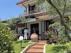 Gli investogatori nell'abitazione di Abano (foto Piran)