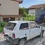 Nel giardino è ancora parcheggiata la Fiat Panda bianca utilizzata da Alessandro e dalla madre Lorena