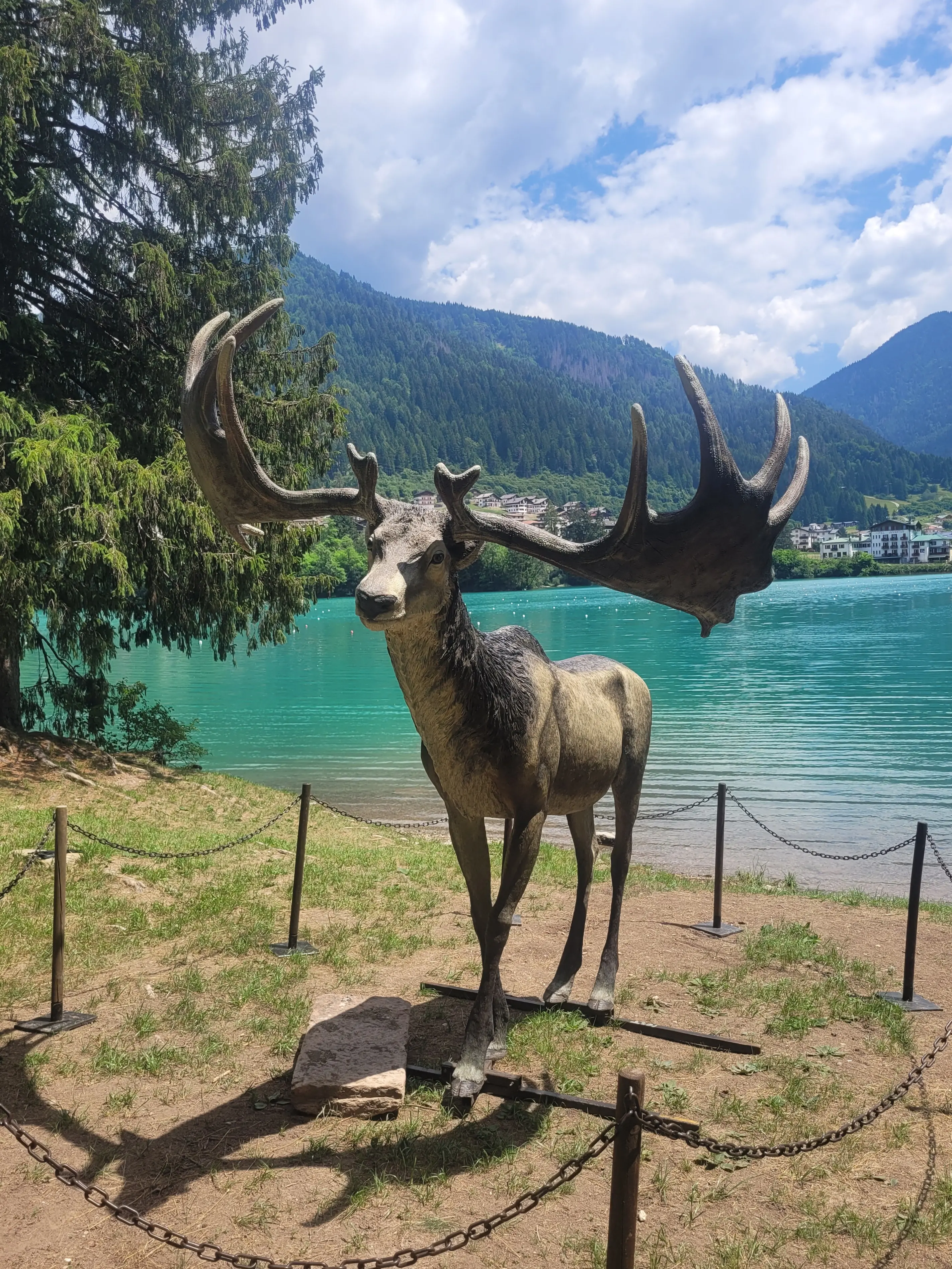 Una delle riproduzioni di mammiferi di milioni di anni fa sul lungolago di Auronzo di Cadore
