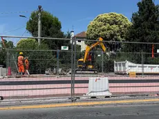 Operai al lavoro nei cantieri del tram