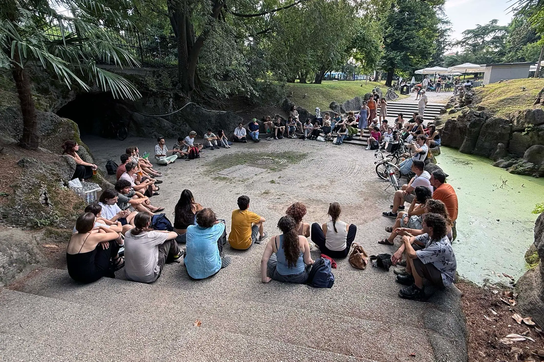 Il gruppo di giovani che si è riunito ai Giardini dell’Arena, Padova