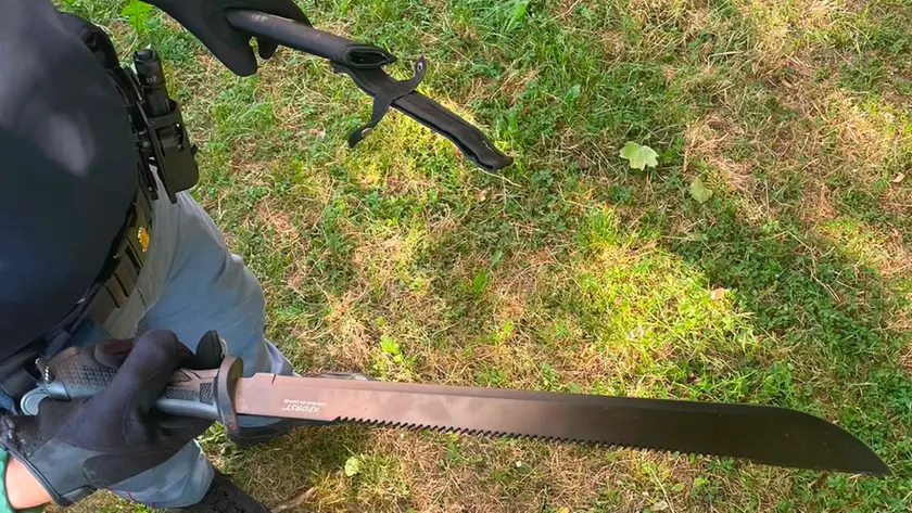 Il machete sequestrato dalla polizia