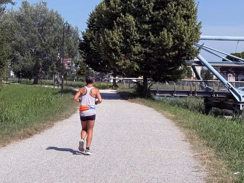 Un runner si allena sotto il sole