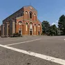 Il piazzale della chiesa e le macchie di sangue lasciate dal ferito dopo l’aggressione (foto Zangirolami)