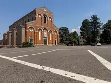 Il piazzale della chiesa e le macchie di sangue lasciate dal ferito dopo l’aggressione (foto Zangirolami)
