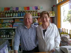 I coniugi Giuseppe e Graziella De Franceschi, titolari del negozio alimentare di San Lazzaro