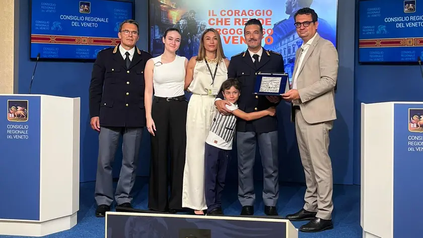 Il momento in cui è stata donata la targa