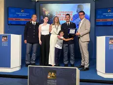 Il momento in cui è stata donata la targa
