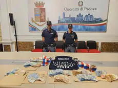 La droga e i contanti sequestrati a Padova