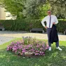 Il sindaco nel parchetto dove venivano rubati i fiori