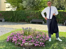 Il sindaco nel parchetto dove venivano rubati i fiori