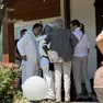 Gli inquirenti fuori dalla villetta