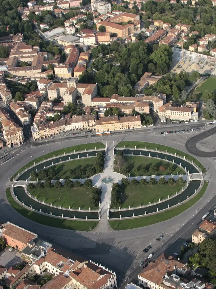 Una visione dall'alto di Prato della Valle