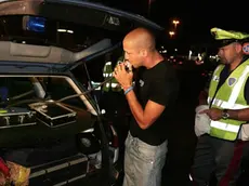 Il 45enne è sceso dall’auto per controllare i danni e ha trovato le forze dell’ordine sul posto