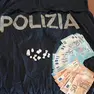 La droga e i contanti sequestrati allo spacciatore che ha tentato di sfuggire all'arresto
