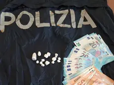 La droga e i contanti sequestrati allo spacciatore che ha tentato di sfuggire all'arresto
