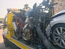 La moto distrutta nell'incidente in cui sono morti un uomo e una donna