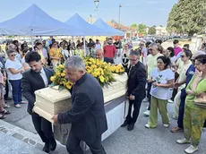 L'ingresso del feretro (fotoPIRAN)