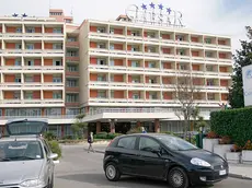 L'ex Hotel Ceasar verrà abbattuto con l'esplosivo