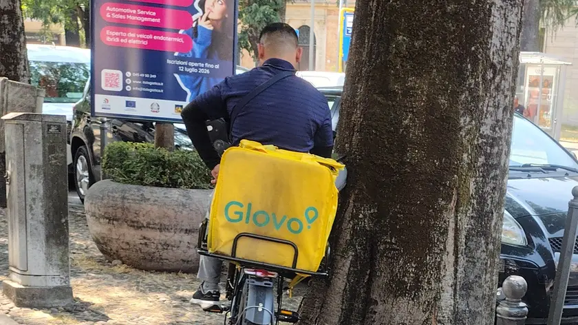 Un rider cerca riparo sotto un albero