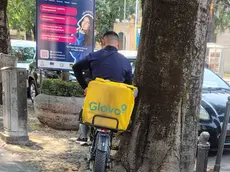Un rider cerca riparo sotto un albero