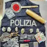 Durante la perquisizione sono state sostanze stupefacenti e materiale per il confezionamento
