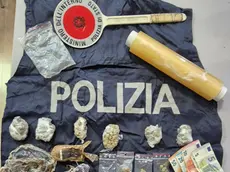 Durante la perquisizione sono state sostanze stupefacenti e materiale per il confezionamento