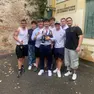 Una foto di gruppo di studenti dopo l'orale della maturità con le bottiglie di Prosecco