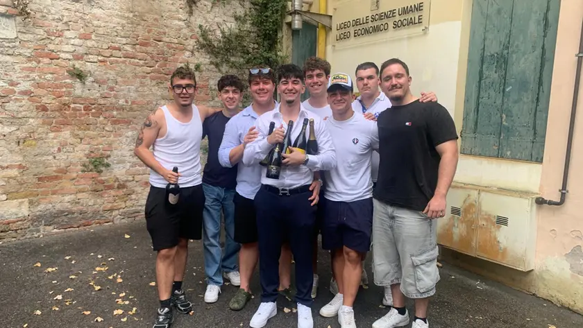 Maturità, a Padova polemica sulle feste con il Prosecco: «Basta sporcare fuori dalle scuole»