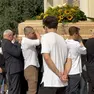 La bara di Kevin portata all'interno della Chiesa