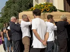La bara di Kevin portata all'interno della Chiesa