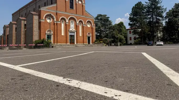 Il piazzale della chiesa e le macchie di sangue lasciate dal ferito dopo l’aggressione (foto Zangirolami)