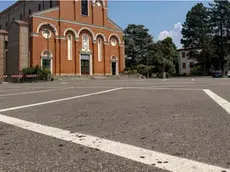 Il piazzale della chiesa e le macchie di sangue lasciate dal ferito dopo l’aggressione (foto Zangirolami)